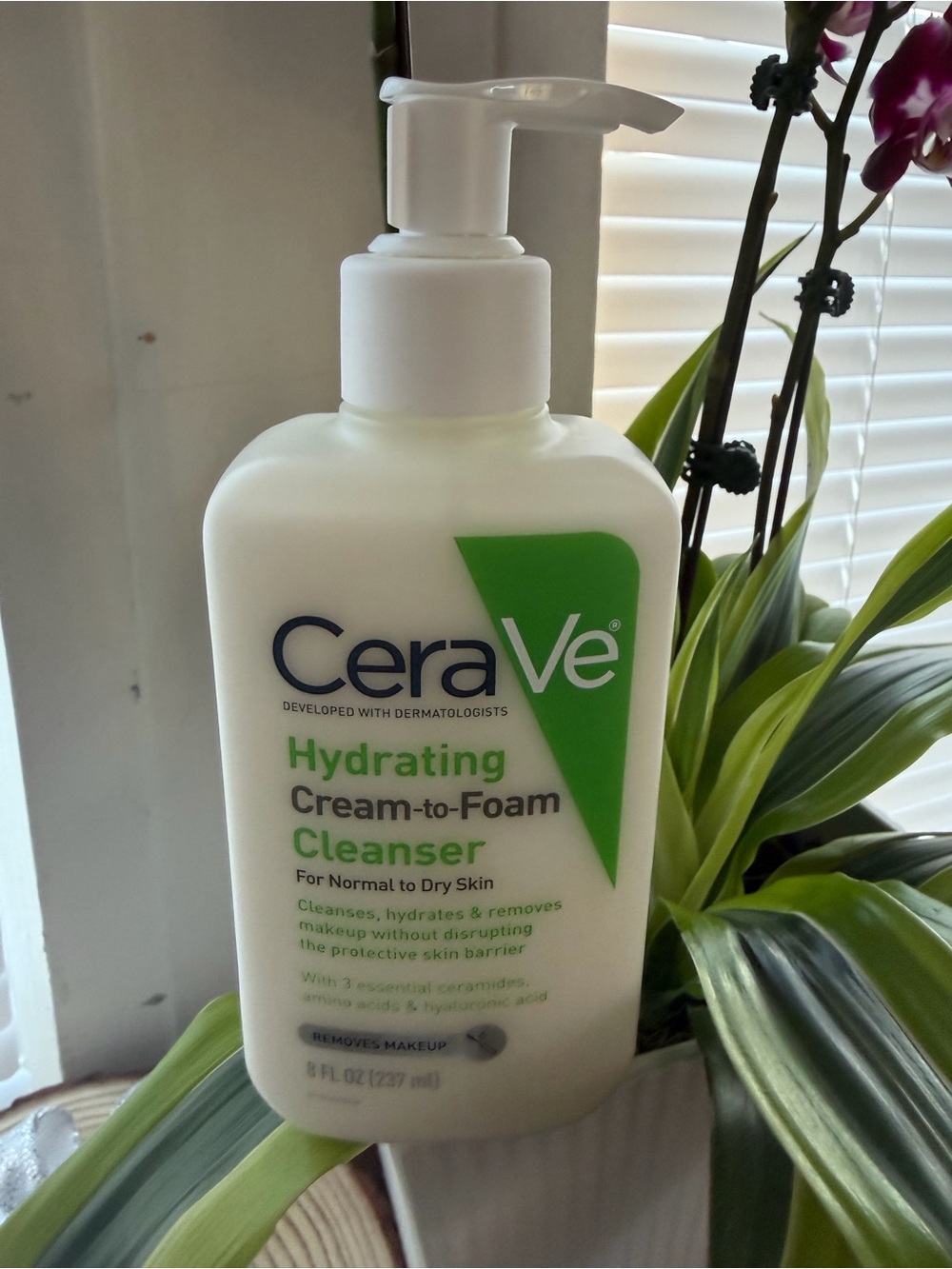 rave Hydrating Cream-to-Foam Cleanser — White/Green